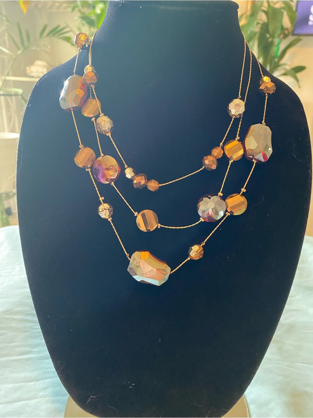 VINTAGE MULTI-STRAND FACETED CRYSTAL STATEMENT NECKLACE - Picture 10 of 11